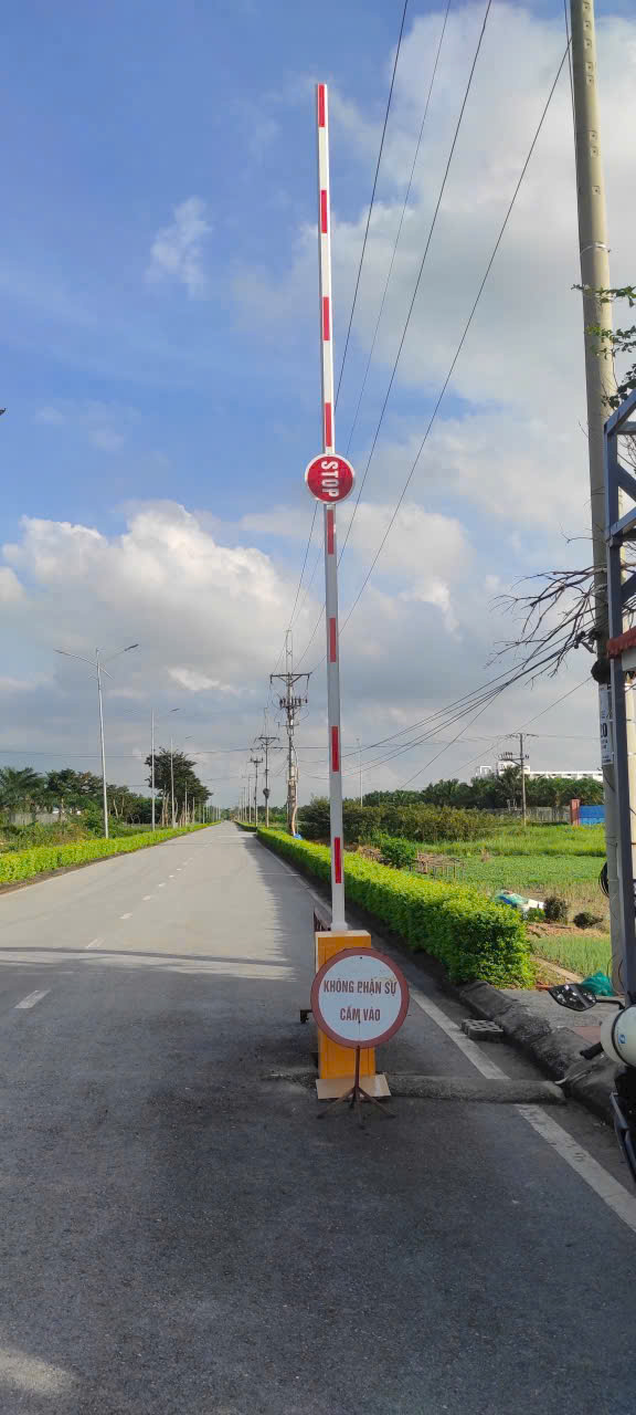 Thanh chắn barie đường bộ với biển báo không phận sự cấm vào trên con đường vắng ngoài trời